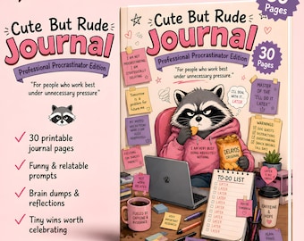 Op de afbeelding: Een 30-pagina tellend Cute But Rude Journal getiteld Professional Procrastinator Edition. De kaft toont een wasbeer in een roze hoodie die snacks eet achter een laptop, omringd door notitieblaadjes met tekst, een to-do lijst en een koffiekop.