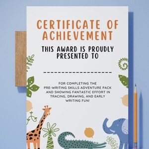 Puede incluir: Un certificado de logro con el texto "Certificate of Achievement" en naranja. El certificado tiene ilustraciones de una jirafa, un cocodrilo y un elefante. Un l&aacute;piz est&aacute; colocado en el lado derecho.