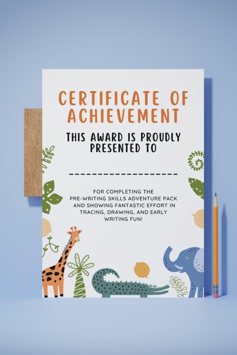 Puede incluir: Un certificado de logro con el texto "Certificate of Achievement" en naranja. El certificado tiene ilustraciones de una jirafa, un cocodrilo y un elefante. Un l&aacute;piz est&aacute; colocado en el lado derecho.