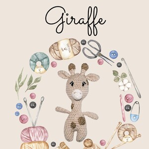 Könnte beinhalten: Aquarell-Illustration einer gehäkelten Giraffe, umgeben von Garn, Stricknadeln, Knöpfen und anderem Bastelzubehör. Das Wort "Giraffe" ist in Schreibschrift geschrieben, mit dem Text "HÄKELANLEITUNG" darüber.