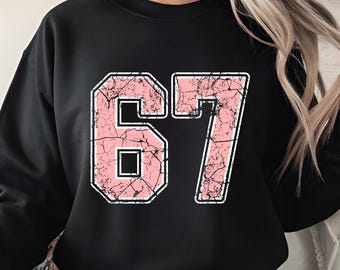 Numero 67 PNG, design della maglia rosa e bianca, grafica del numero del giocatore sportivo, carattere atletico vintage invecchiato