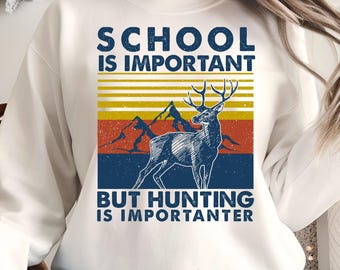 Citazione divertente sulla caccia in formato PNG: la scuola è importante, ma la caccia è ancora più importante. Design retrò con cervi, sublimazione dell'umorismo vintage all'aperto.