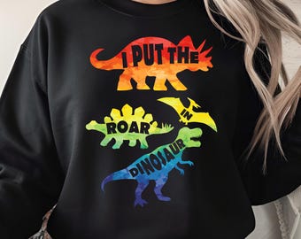 Ho messo il ruggito in un dinosauro PNG - Design colorato con citazione di dinosauri per bambini, download digitale di sublimazione di divertenti dinosauri arcobaleno