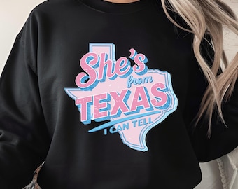 Lei è del Texas PNG, disegno a sublimazione rosa e blu dello stato del Texas, giorno dell'indipendenza del Texas, orgoglio del Texas, cowgirl occidentale png, download digitale