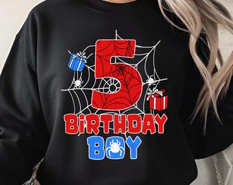 Ragnatela per il quinto compleanno di un bambino PNG — Numero rosso 5 con regali e ragni, carina clipart per feste per bambini, sfondo trasparente