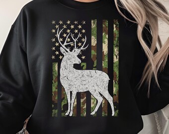 Whitetail Buck PNG – Sublimazione mimetica della bandiera USA per la caccia al cervo, design patriottico e all'aria aperta in difficoltà, download digitale