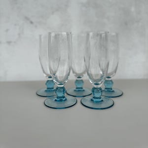 Set van 5 vintage Franse champagneglazen – heldere kom met blauwe basis, gekleurd glaswerk uit de jaren 80