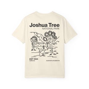 Joshua Tree National Park Handgezeichneter großer Rückendruck auf Komfortfarben Unisex-T-Shirt aus 100% Baumwolle, Outdoor-Enthusiast Graphic Tee, Kalifornien