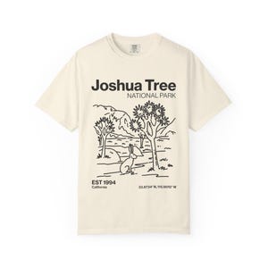 Joshua Tree National Park Handgezeichneter großer Frontdruck auf Komfortfarben Unisex-T-Shirt aus 100% Baumwolle, Outdoor-Enthusiast Graphic Tee, Kalifornien