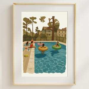 Könnte beinhalten: Ein gerahmter Kunstdruck zeigt eine Poolszene mit mehreren Personen im Wasser. Einige benutzen aufblasbare Ringe, andere entspannen am Pool. Das Kunstwerk verwendet eine helle Farbpalette, wobei Blau- und Grüntöne dominieren.