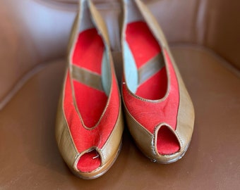 Cuñas Peep-Toe de cuero marrón vintage con acento de lona roja - Tamaño 7