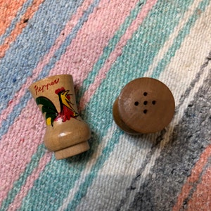Vintage 1960&#39;s Rooster Salt & Pepper Shaker Set