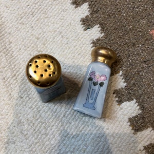 Vintage 1960&#39;s Floral Salt & Pepper Shakers