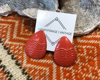 Vintage tear drop metal earrings. rust/red coloring and enamel design.