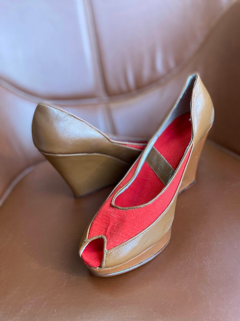 Vintage Brown Leather Peep-Toe Wedges with Red Canvas Accent Size 7 image 3