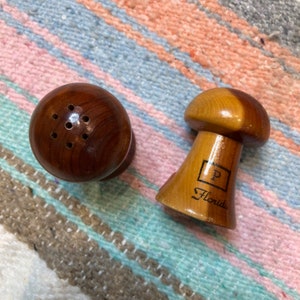 Vintage 1960&#39;s Mushroom Salt & Pepper Shaker Set