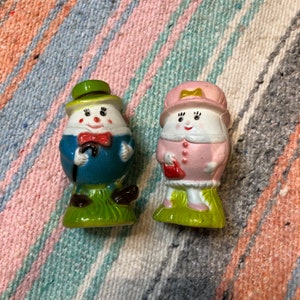 Vintage 1960&#39;s Egg Salt & Pepper Shaker Set