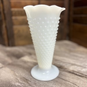 Jarrón de vidrio lechoso con clavos blancos