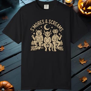 Cryptid Lagerfeuer Unisex T-Shirt, S&#39;mores and Scremes T-Shirt, Gruseliges Camping Shirt, Halloween Lagerfeuer Top, Bigfoot Mothman Chupacabra, Gothic