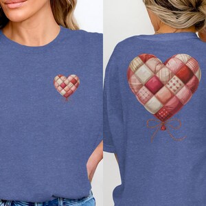Könnte beinhalten: Blaues T-Shirt mit einem herzförmigen Patchwork-Design in Rot-, Rosa- und Cremetönen. Das Herz befindet sich auf der Vorder- und Rückseite. Das Design beinhaltet eine Schleife.