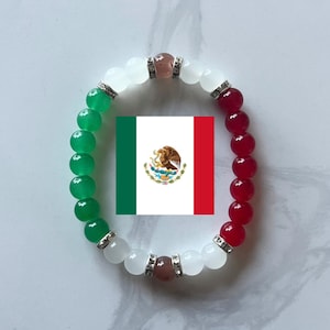 May include: A bracelet with green, white, and red beads, interspersed with silver-coloured spacers. The colour scheme reflects the Mexican flag, which is also shown. This bracelet is a patriotic accessory, suitable for everyday wear.