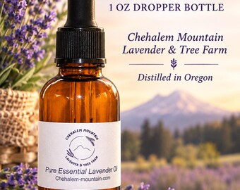 Puede incluir: Un frasco cuentagotas de vidrio ámbar de 1 oz de aceite esencial de lavanda puro con una etiqueta blanca que dice Chehalem Mountain Lavender & Tree Farm. El frasco está rodeado de ramas de lavanda sobre una superficie de madera.