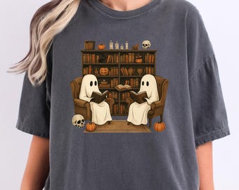 Camiseta de leitura com fantasmas aconchegantes, camiseta gráfica com estampa de temporada assustadora, camiseta com cores confortáveis para amantes de livros de Halloween, camiseta estética de outono com gato fantasma