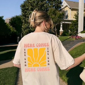 Here Comes the Sun Shirt Retro Comfort Colors Tee Oversized Summer T-Shirt Aesthetic Beach Shirt Vintage Graphic Tee Cute Vacation Outfit