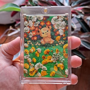 Carte Pokémon customisée à la main | Peinture acrylique & fleurs séchées | Carte artistique unique TCG