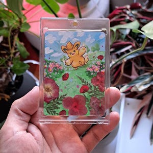 Carte Pokémon customisée à la main | Peinture acrylique & fleurs séchées | Carte artistique unique TCG