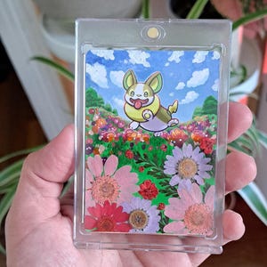 Carte Pokémon customisée à la main | Peinture acrylique & fleurs séchées | Carte artistique unique TCG