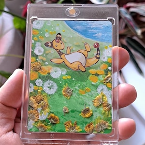 Carte Pokémon customisée à la main | Peinture acrylique & fleurs séchées | Carte artistique unique TCG