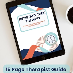 Op de afbeelding: Een zwarte tablet toont een gids getiteld "RESISTANT TEEN THERAPY" met de ondertitel "A THERAPIST COMPREHENSIVE GUIDE TO WORKING WITH TEENS." De gids heeft een blauw, oranje en wit ontwerp, en de tekst "15 Page Therapist Guide" staat onderaan.