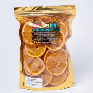 Levendige gedroogde sinaasappelschijfjes, perfect voor cocktails, thee, bakken of knutselen. Geen suiker of bewaarmiddelen. Gewoon pure, natuurlijke citrus. Groot