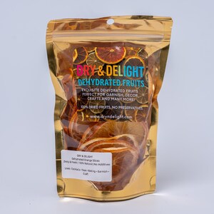 Levendige gedroogde sinaasappelschijfjes, perfect voor cocktails, thee, bakken of knutselen. Geen suiker of bewaarmiddelen. Gewoon pure, natuurlijke citrus.
