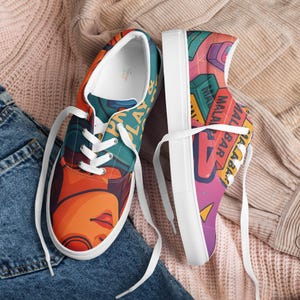 Women&#39;s canvas tennis shoes with laces