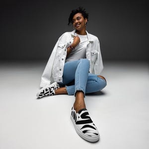 Women&#39;s laceless canvas tennis shoes