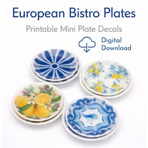 Peut inclure: Quatre petites assiettes en céramique avec différents motifs. L'une a un motif floral bleu et blanc, une autre présente des citrons et des feuilles, et deux autres ont des motifs bleus et blancs. Le texte "European Bistro Plates" et "Printable Mini Plate Decals" est en haut.