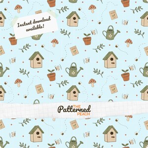 Op de afbeelding: Een lichtblauw naadloos patroon met tuinillustraties. Het bevat vogelhuisjes, gieters, potplanten, paddenstoelen, bijen, vlinders en zaadzakjes. De tekst "Instant download available!" is zichtbaar.