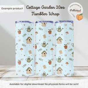 Op de afbeelding: Drie 590ml tumbler wraps met een lichtblauwe achtergrond en een herhalend patroon van tuinelementen. Het ontwerp bevat vogelhuisjes, gieters, potplanten, paddenstoelen en zaadzakjes. De tekst "Cottage Garden 20oz Tumbler Wrap" is zichtbaar.