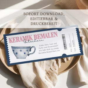 Peut inclure: Un bon cadeau bleu et blanc pour un cours de peinture sur céramique. Le bon présente une illustration à l'aquarelle d'une tasse à thé et le texte "KERAMIK BEMALEN Gutschein". Le bon est sur une assiette beige avec un tissu blanc.