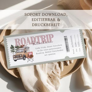 Könnte beinhalten: Ein hellgrüner Roadtrip-Gutschein mit dem Wort "ROADTRIP" in rosa Schrift. Der Gutschein zeigt eine Aquarellillustration eines Oldtimer-SUV mit Campingausrüstung und Text auf Deutsch.