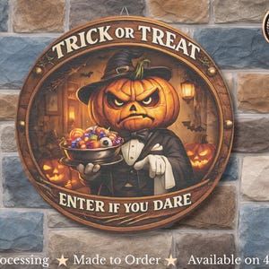 Puede incluir: Cartel redondo de madera de Halloween con un personaje de calabaza con esmoquin y sombrero de bruja, sosteniendo un cuenco de caramelos. El cartel dice "TRICK OR TREAT" y "ENTER IF YOU DARE". El cartel está sobre un fondo de pared de piedra.
