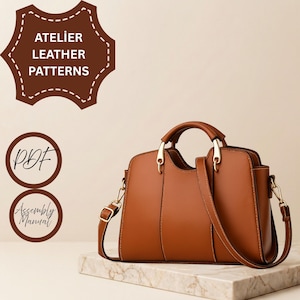 Peut inclure: Un sac à main en cuir marron avec des ferrures dorées, une poignée supérieure et une bandoulière amovible. L'image contient le texte ATELIER LEATHER PATTERNS, PDF et Assembly Manual dans des formes graphiques circulaires et festonnées.