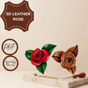 Puede incluir: Dos rosas de cuero en 3D, una roja con hojas verdes y una marrón claro, junto a una herramienta de metal y un punzón de madera. El texto en la imagen dice 3D LEATHER ROSE, PDF y Assembly Manual. Los objetos están sobre una superficie clara.