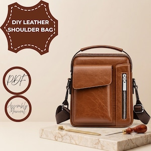 Può includere: Una borsa a tracolla in pelle marrone con manico superiore, una tasca frontale con patta e uno scomparto verticale con cerniera. L'immagine include il testo DIY LEATHER SHOULDER BAG, PDF e Assembly Manual, insieme a un attrezzo e una lesina.