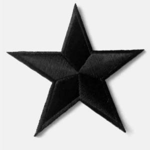 Puede incluir: Un parche negro con forma de estrella de cinco puntas, con una apariencia bordada y texturizada. La estrella está centrada sobre un fondo blanco. El parche tiene un diseño clásico y sencillo.