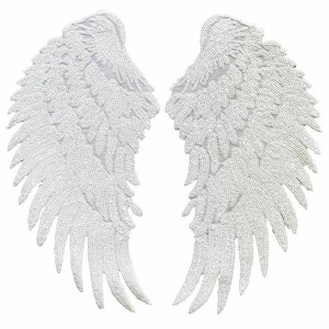 Op de afbeelding: Een paar witte, versierde engelen vleugels. De vleugels zijn symmetrisch, met een gelaagd ontwerp van veren en een gestructureerd, gestippeld oppervlak. De vleugels staan tegen een effen witte achtergrond.