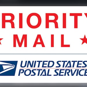 Pode incluir: Um rótulo retangular branco com as palavras "PRIORITY MAIL" em letras maiúsculas vermelhas grandes. Abaixo, as palavras "MAIL" estão entre duas estrelas vermelhas. O logotipo e o nome do United States Postal Service estão na parte inferior.