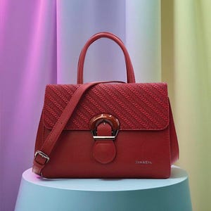 Burgunderrote Handtasche mit Blumenstickerei-Effekt